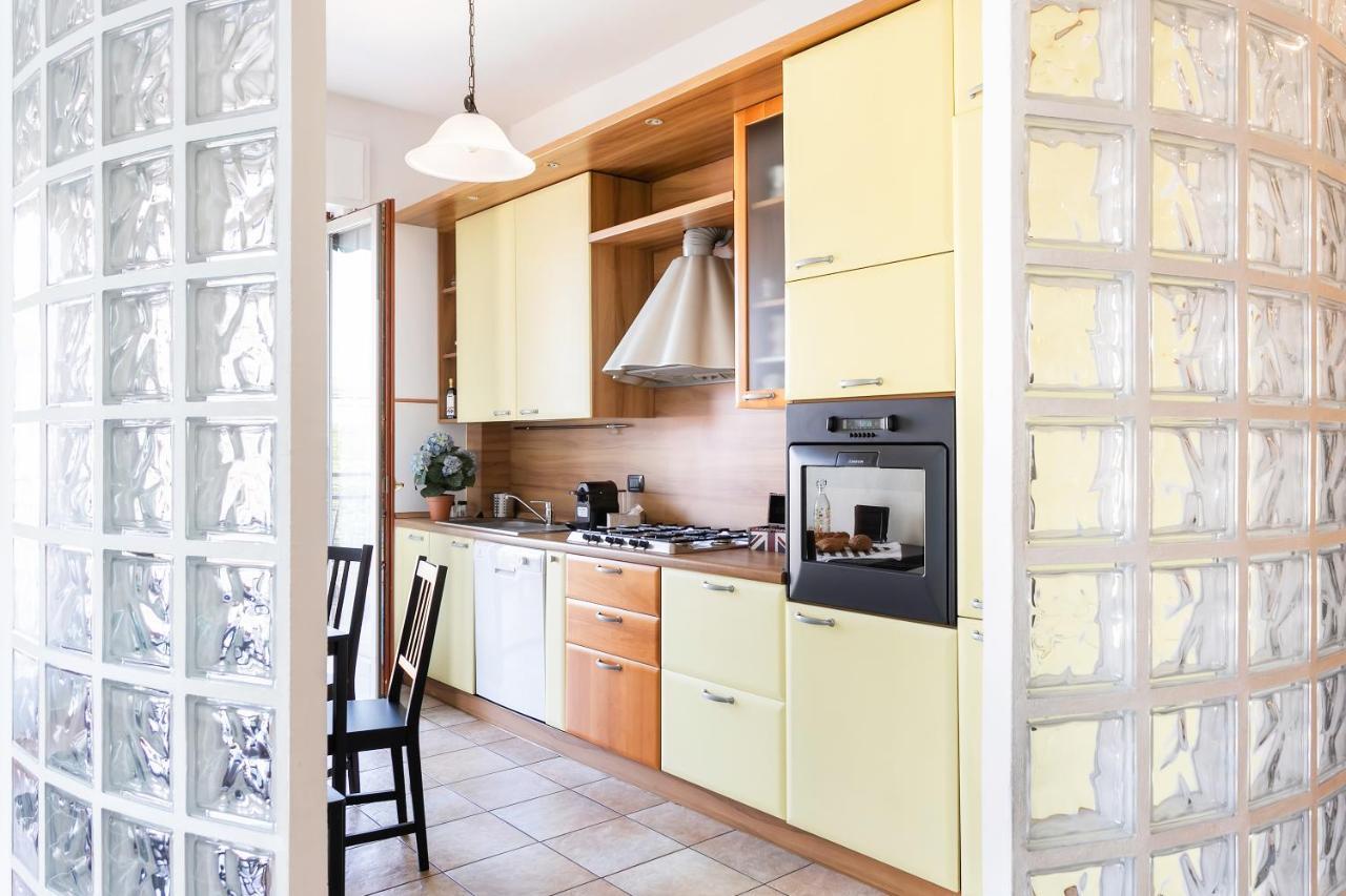 Santa Chiara Apartment By Myhomeincomo Eksteriør bilde