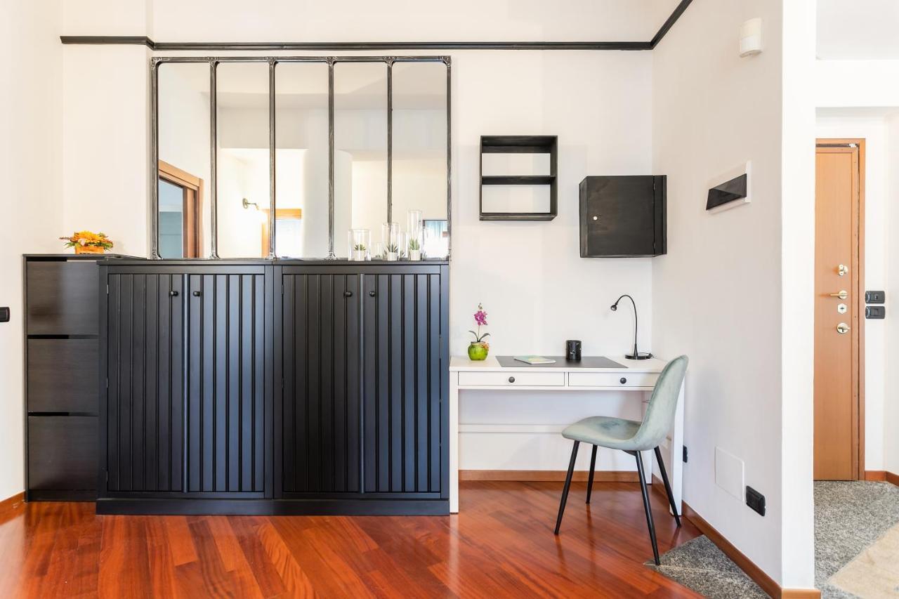 Santa Chiara Apartment By Myhomeincomo Eksteriør bilde