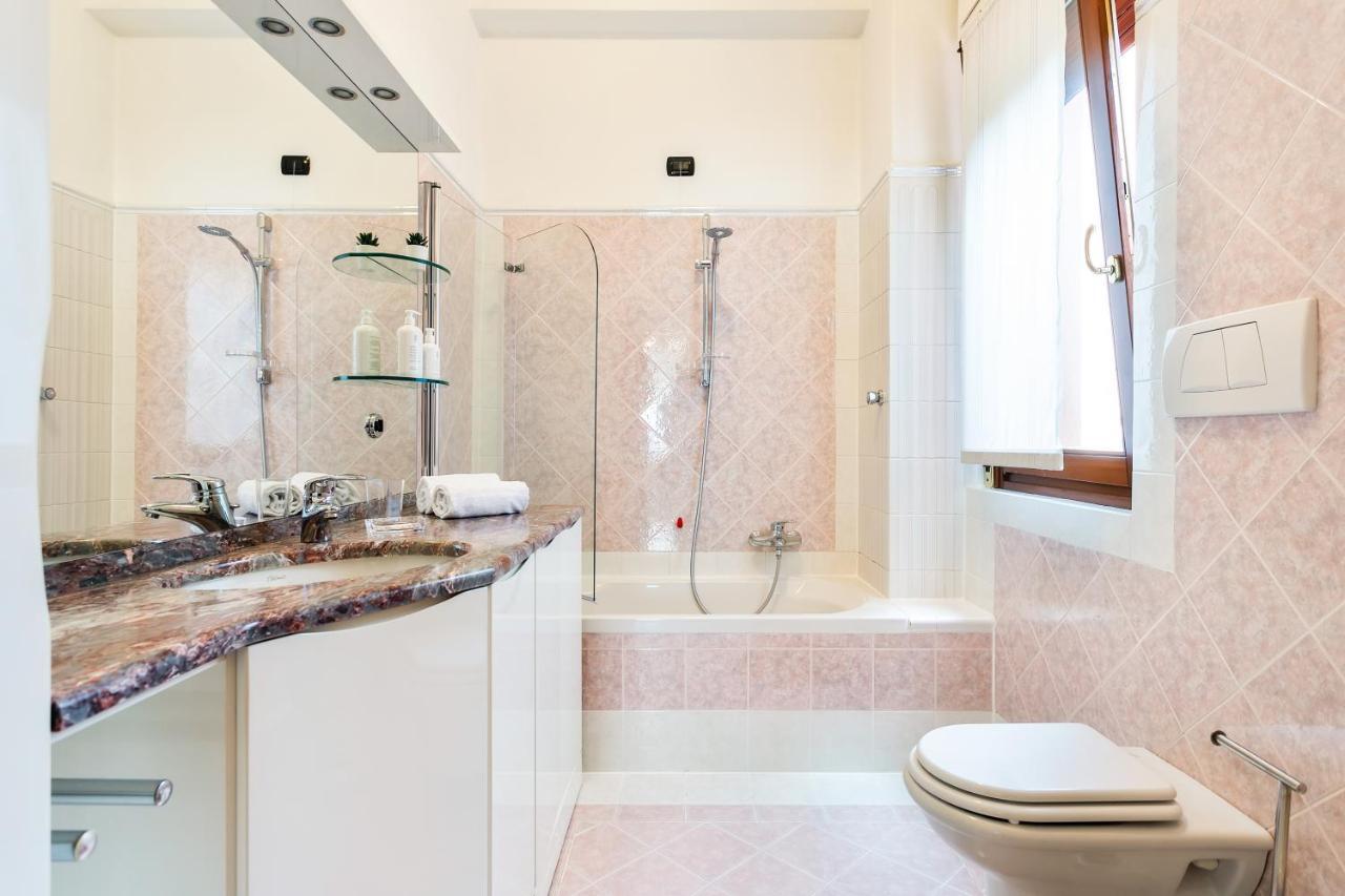 Santa Chiara Apartment By Myhomeincomo Eksteriør bilde
