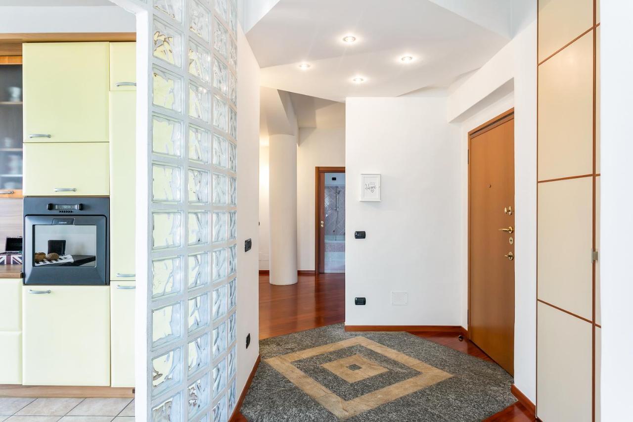 Santa Chiara Apartment By Myhomeincomo Eksteriør bilde